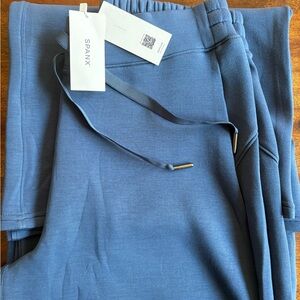 Spanx AirEssentials Wide Leg Pants, NWT, size M, REGULAR. Faded Indigo Blue